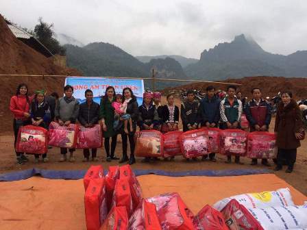   Trao tặng chăn cho các hộ nghèo ở bản Noong Quài, xã Mường Kim