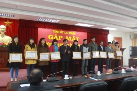 Đồng chí Trần Đức Vương - Ủy viên Ban Thường vụ, Trưởng Ban Tuyên giáo Tỉnh ủy trao giải tác phẩm báo chí xuất sắc năm 2014 của tỉnh cho các tác giả