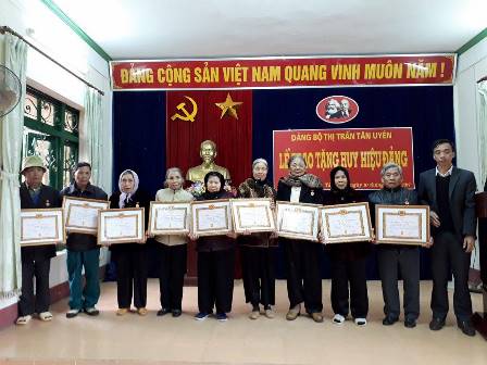 Đảng bộ thị trấn Tân Uyên (huyện Than Uyên) trao Huy hiệu Đảng cho các đảng viên 60, 55, 50, 45, 40 tuổi Đảng