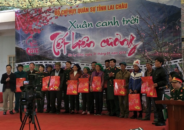 Lãnh đạo Bộ CHQS tỉnh, UBMTTQ Việt Nam tỉnh, huyện Phong Thổ tặng quà cho hộ nghèo