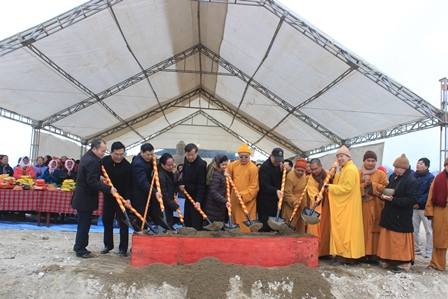 Các đại biểu tổ chức động thổ xây dựng chùa Tam Bảo