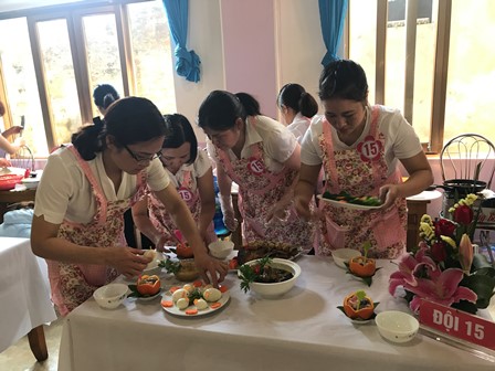 Các thành viên Đội nữ công Trung tâm Y tế huyện thi nấu ăn