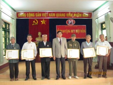 Đ/c Chu Văn Thành, Tỉnh ủy viên, Bí thư Huyện ủy chụp ảnh lưu niệm với các đảng viên nhận Huy hiệu đảng