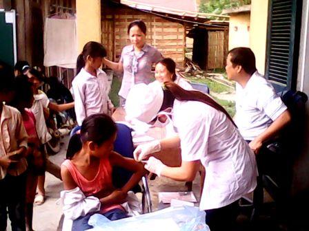   Bác sỹ Liên trực tiếp chỉ đạo công tác chống dịch sởi  tại xã Mường Mô (Nậm Nhùn)