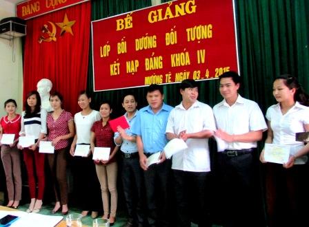 Đại diện lãnh đạo huyện trao giấy chứng nhận cho các học viên