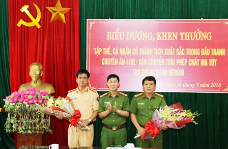   Đồng chí Đại tá Bùi Xuân Phong - Phó giám đốc Công an tỉnh chúc mừng các tập thể, cá nhân có thành tích xuất sắc trong đấu tranh Chuyên án 418L