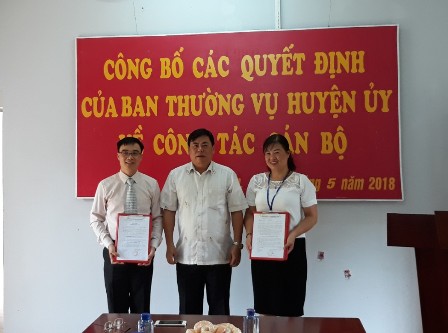   Đồng chí Quàng Văn Trực - Phó Bí thư Thường trực Huyện ủy, Chủ tịch HĐND huyện trao các Quyết định công tác cán bộ