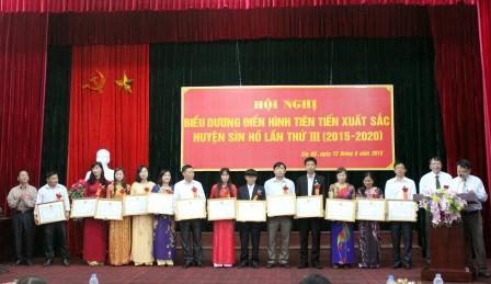   Lãnh đạo huyện Sìn Hồ tặng Giấy khen cho các cá nhân có thành tích xuất sắc trong phong trào thi đua giai đoạnh 2010 - 2015