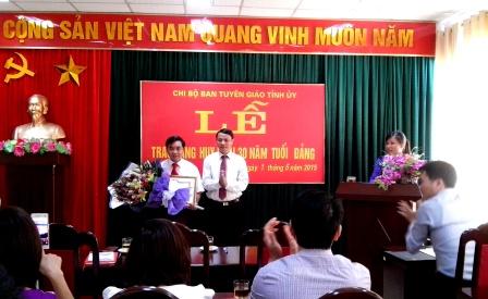 Đc Đặng Thanh Sơn- Bí thư Chi bộ trao Huy hiệu 30 năm tuổi Đảng và tặng hoa chúc mừng đc Trần Đức Vương, UVBTV, Trưởng Ban Tuyên giáo Tỉnh ủy