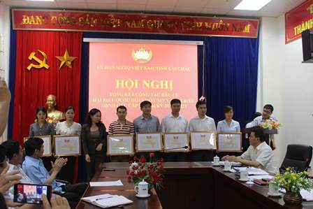 Đại diện lãnh đạo Ủy ban Mặt trận Tổ quốc Việt Nam tỉnh trao Bằng khen cho tập thể có thành tích xuất sắc trong công tác bầu cử