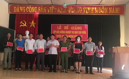   Lãnh đạo Ban Tuyên giáo Huyện ủy Tân Uyên trao Giấy chứng nhận bồi dưỡng nghiệp vụ tuyên truyền miệng năm 2017 cho học viên