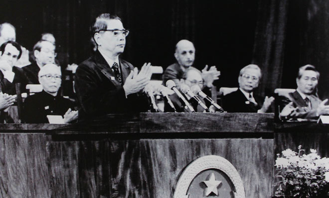 Đồng chí Nguyễn Văn Linh đọc diễn văn khai mạc Đại hội đại biểu toàn quốc lần thứ VI của Đảng (12/1986)