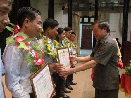Đồng chí Vương Văn Thành, UVBTV Tỉnh ủy, Phó chủ tịch UBND tỉnh trao Bằng khen cho các tác giả đoạt giải cao tại Cuộc thi