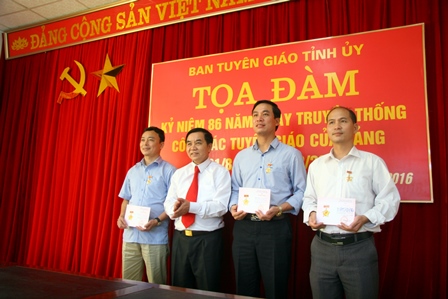 Thừa ủy quyền của lãnh đạo Ban Tuyên giáo Trung ương, đồng chí Trần Đức Vương, UVBTV, Trưởng BTG Tỉnh ủy trao Kỷ niệm chương vì sự nghiệp tuyên giáo cho các đồng chí có thành tích, đóng góp cho ngành (ảnh: TP)