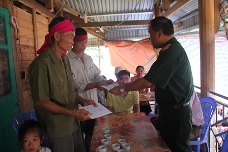 Bộ CHQS tỉnh tặng quà hỗ trợ cho gia đình có người bị thiệt mạng do sạt lở đất ở Thị trấn Mường Tè