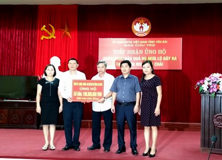 Đoàn công tác trao tiền cho đại diện thường trực UBMTTQ tỉnh Yên Bái