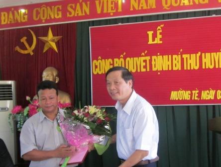 Đồng chí Vũ Văn Hoàn - Phó Bí Thư Tỉnh ủy trao Quyết định và tặng hoa chúc mừng đồng chí Lý Anh Hừ