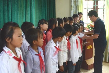 Đại diện đoàn công tác tặng quà cho học sinh các trường học trên địa bàn xã Nậm Hăn
