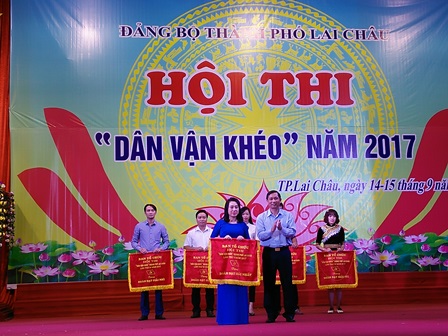 Đồng chí Vương Văn Thắng - UV BTV Tỉnh ủy, Bí thư Thành ủy trao giải Nhất, Nhì, Ba cho các đoàn dự thi