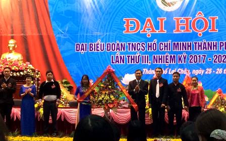 Đồng chí Vương Văn Thắng, UVBTV Tỉnh ủy, Bí thư Thành ủy TP Lai Châu tặng hoa chúc mừng Đại hội
