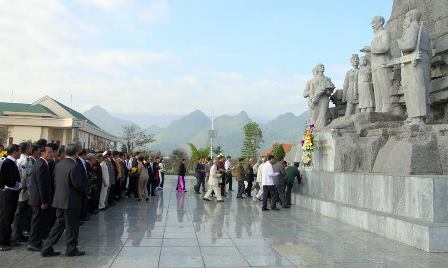 Dâng hoa Tượng đài Bác Hồ với đồng bào các dân tộc Lai Châu