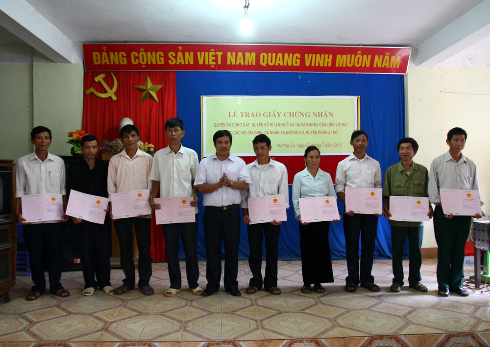Đại diện lãnh đạo huyện Phong Thổ trao gấy chứng nhận cho các hộ dân ở bản Nà Củng xã Mường So (Ảnh: Trần Tuấn)