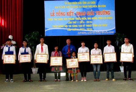 Lãnh đạo Tỉnh đoàn trao Bằng khen của Ban Thường vụ Tỉnh đoàn cho các tác giả đoạt giải tại cuộc thi
