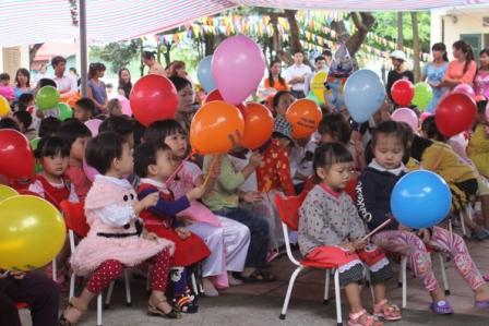 Nhờ điều kiện kinh tế - xã hội có bước phát triển, trẻ em được quan tâm chăm sóc, nuôi dạy chu đáo hơn (ảnh: Thu Trang)