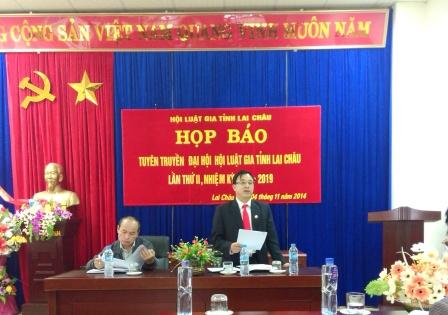Đồng chí Nguyễn Cảnh Phương, Chủ tịch Hội Luật gia tỉnh chủ trì họp báo