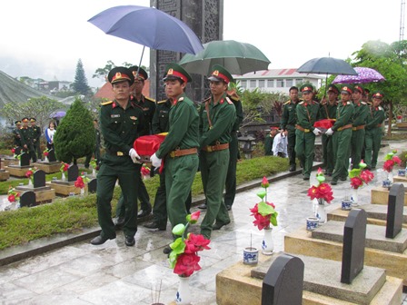 Hài cốt các liệt sỹ được đưa về nơi an nghỉ cuối cùng tại Nghĩa trang liệt sỹ tỉnh