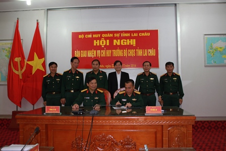 Lãnh đạo Bộ Tư lệnh Quân khu 2, lãnh đạo tỉnh và Bộ CHQS tỉnh chứng kiến ký kết bàn giao nhiệm vụ Chỉ huy trưởng Bộ CHQS tỉnh