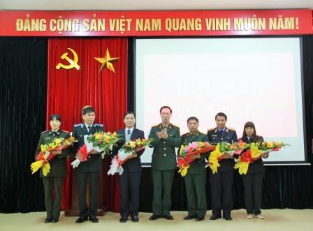 Đại tá Lê Huy Lượng - Chính ủy Bộ Chỉ huy Quân sự tỉnh tặng hoa  biểu dương đối với các cá nhân điển hình trong phong trào thi đua  Khối Nội chính