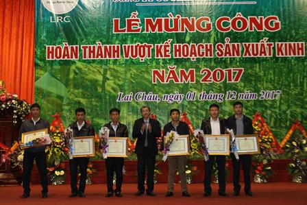 Đồng chí Hứa Ngọc Hiệp - Phó Tổng Giám đốc Tập đoàn Công nghiệp  cao su Việt Nam trao Bằng Khen cho 6 nông trường của Công ty  Cổ phần cao su Lai Châu