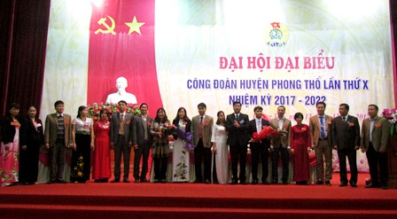   Lãnh đạo LĐLĐ tỉnh, huyện Phong Thổ tặng hoa chúc mừng  Ban chấp hành Công đoàn huyện Phong Thổ khóa X