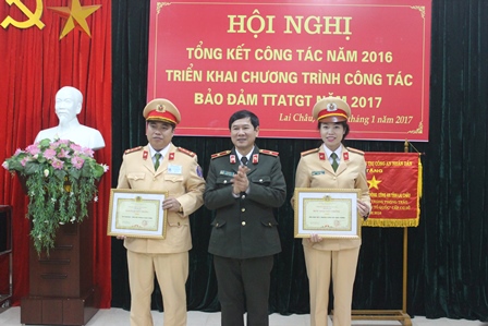 Thiếu tướng Lê Văn Bảy - UVBTV Tỉnh ủy, Giám đốc Công an tỉnh công nhận danh hiệu “đơn vị Quyết Thắng” cho 2 tập thể