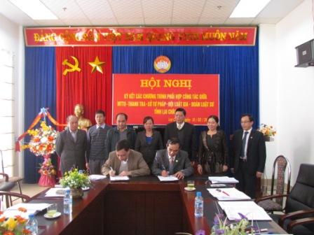 Đại diện Ban thường trực ủy ban MTTQ VN tỉnh, Thanh tra tỉnh ký kết chương trình phối hợp công tác