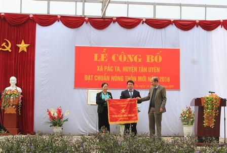   Đồng chí Hà Văn Um - Giám đốc Sở Nông nghiệp và Phát triển nông thôn trao Cờ thi đua xã Pắc Ta đạt chuẩn NTM