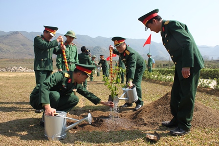 Lãnh đạo Bộ CHQS tỉnh tham gia Tết trồng cây  cùng cán bộ, chiến sĩ Trung đoàn 880