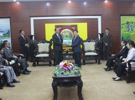 Đồng chí Nguyễn Khắc Chử - Bí thư tỉnh ủy tặng quà Đoàn HĐND tỉnh Phông Sa Lỳ