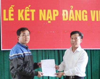 Chi bộ Phòng Tài nguyên Môi trường huyện Nậm Nhùn trao quyết định cho đảng viên mớ được kết nạp