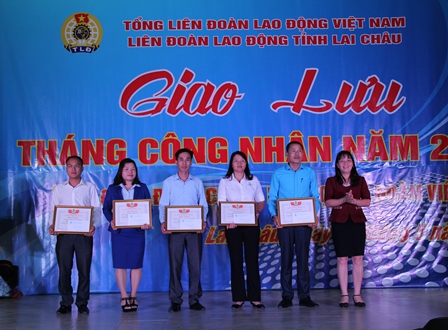 Đồng chí Nguyễn Thị Thiện - TUV, Chủ tịch LĐLĐ tỉnh trao tặng Bằng khen cho các doanh nghiệp vì người lao động