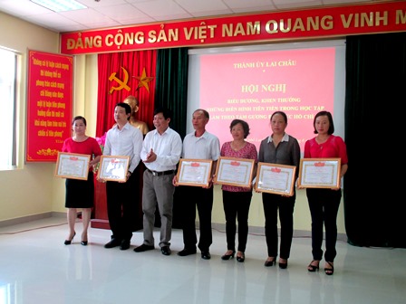 Đ/c Nguyễn Xuân Tú - Phó Bí thư, Chủ tịch UBND thành phố Lai Châu tặng Giấy khen cho đại diện các tập thể điển hình tiên tiến