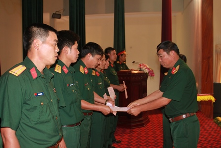 Đại tá Lê Huy Hùng, Phó Tham mưu trưởng Bộ CHQS tỉnh trao quyết định cho các đồng chí được nâng lương và phiên quân hàm chuyên nghiệp năm 2016