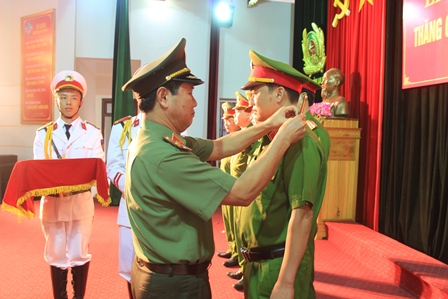 Thiếu tướng Lê Văn Bảy - Ủy viên Ban Thường vụ Tỉnh ủy, Giám đốc  Công an tỉnh gắn quân hàm cho các đồng chí được thăng cấp từ trung tá  lên thượng tá