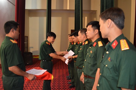 Đồng chí Đại tá Nguyễn Ngọc Lương, Phó Tham mưu trưởng Bộ CHQS tỉnh gắn quân hàm và trao quyết định...