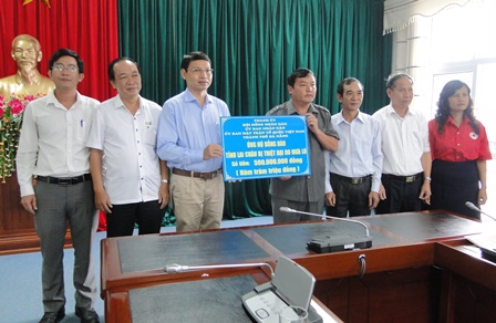 Đồng chí Hồ Kỳ Minh, Phó Chủ tịch UBND thành phố Đà Nẵng (đứng thứ 3 từ trái sang) trao 500 triệu đồng cho UBND tỉnh Lai Châu để hỗ trợ đồng bào bị thiệt hại do lũ lụt