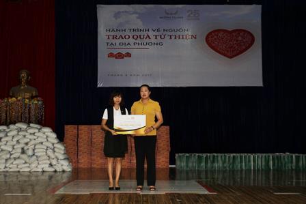 Lãnh đạo Tập đoàn Khách sạn Mường Thanh trao tiền hỗ trợ xây dựng nhà Đại đoàn kết cho hộ gia đình nghèo và gia đình chính sách trên địa bàn TP Lai Châu qua MTTQ Việt Nam TP Lai Châu