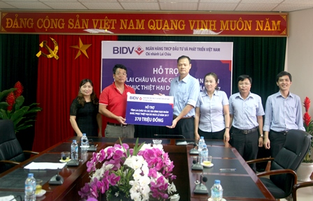 Lãnh đạo BIDV Lai Châu trao số tiền 370 triệu đồng cho Hội Chữ thập đỏ tỉnh