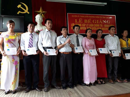 Đ.c Vũ Văn An – Phó Hiệu trưởng Trường Chính trị tỉnh trao giấy khen cho các học viên đạt xuất sắc trong khóa học