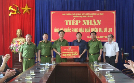 Lãnh đạo UBMT Tổ quốc Việt Nam tỉnh tiếp nhận quà ủng hộ